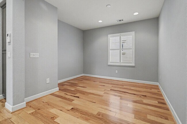 Building Photo - 568 Selby Lane