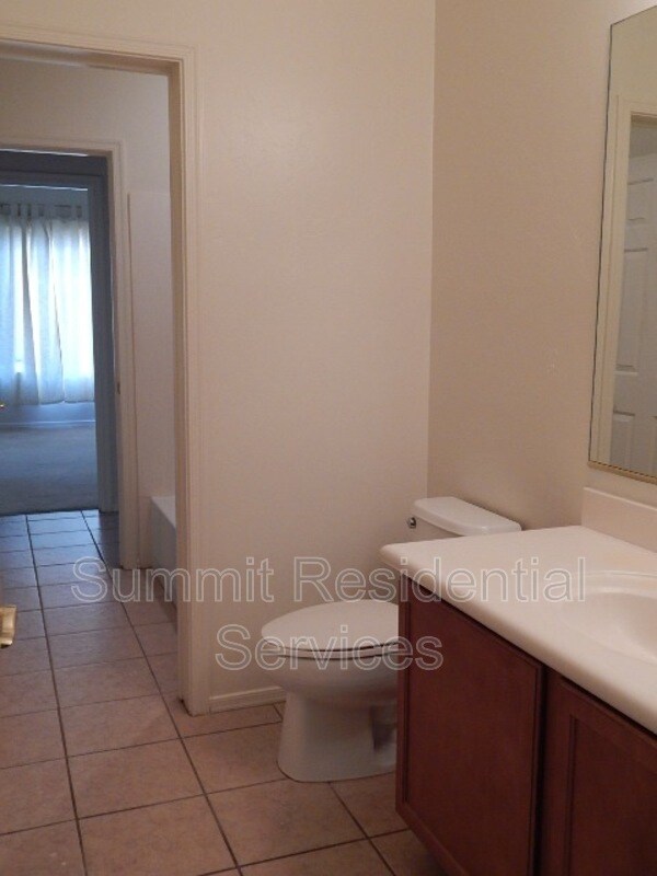 Building Photo - 242 E Corte Rancho Encanto