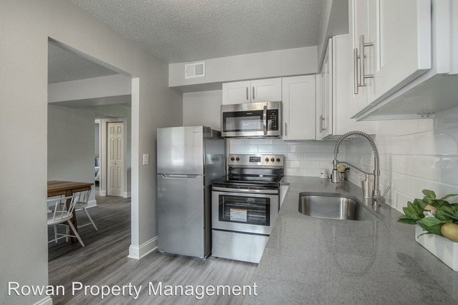 Building Photo - 2 br, 1 bath Apartment - 423-427 Maple Blvd.