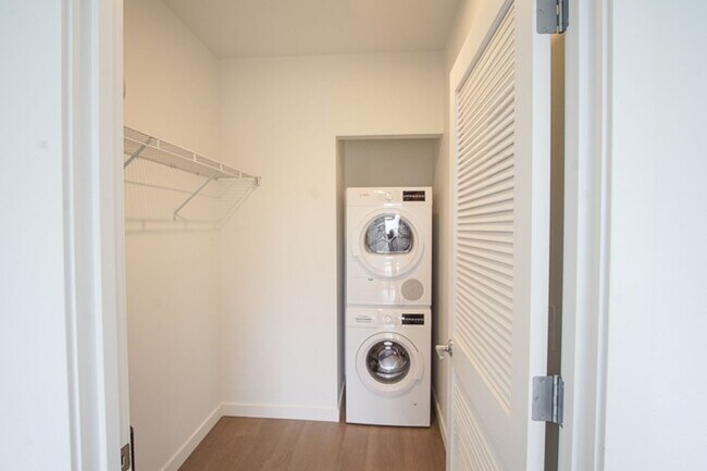 Building Photo - Sellwood-Modern Top Floor 1Bdr w/Floor-to-Ceiling Windows + Pet OK!