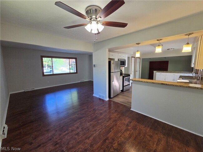 Building Photo - 2540 Charney Rd