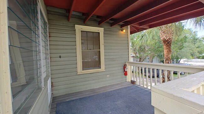 Building Photo - Royal Palm Carriage House