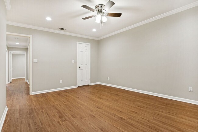 Building Photo - GROUND-FLOOR 2-BEDROOM ALAMO HEIGHTS CONDOMINIUM