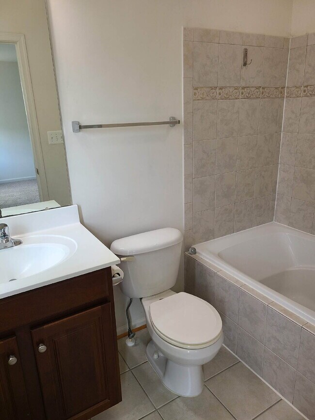 Building Photo - 3-Level TH, 3 BR, 2.5 BA, Garage