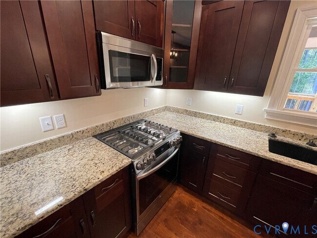 Building Photo - 2948 Pineview Dr