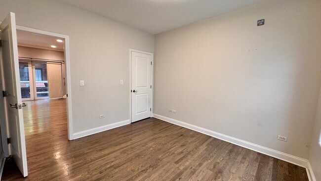 Building Photo - 6620 N Ashland Ave