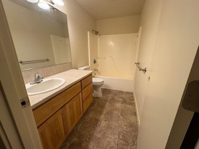 Building Photo - Family home just across from Pine Ridge elementary