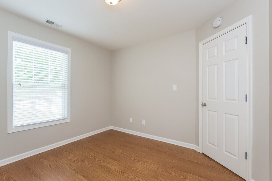 Building Photo - 170 Ripple Creek Dr SW