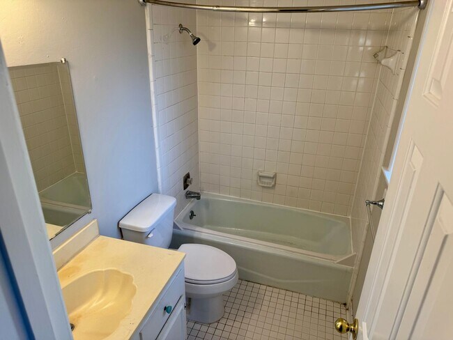 Building Photo - 122 York Haven Dr