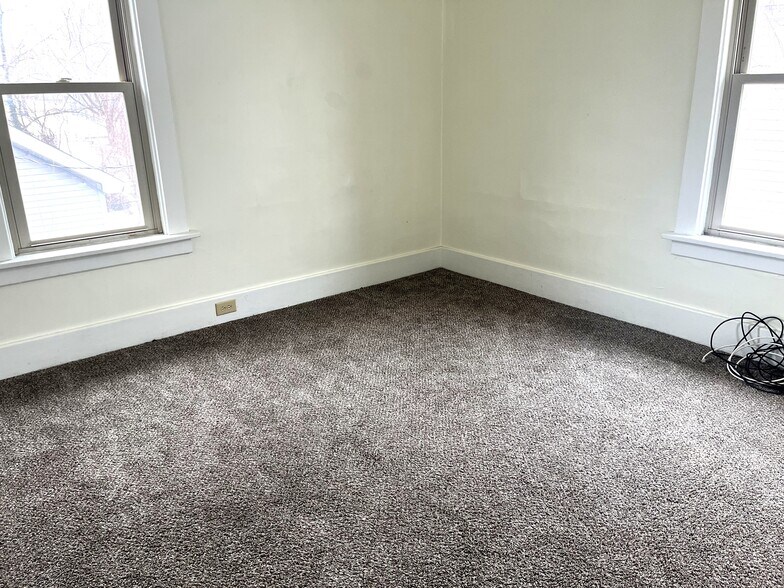 Building Photo - 225 W 18th St