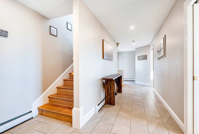 Building Photo - 12 Epping Ave