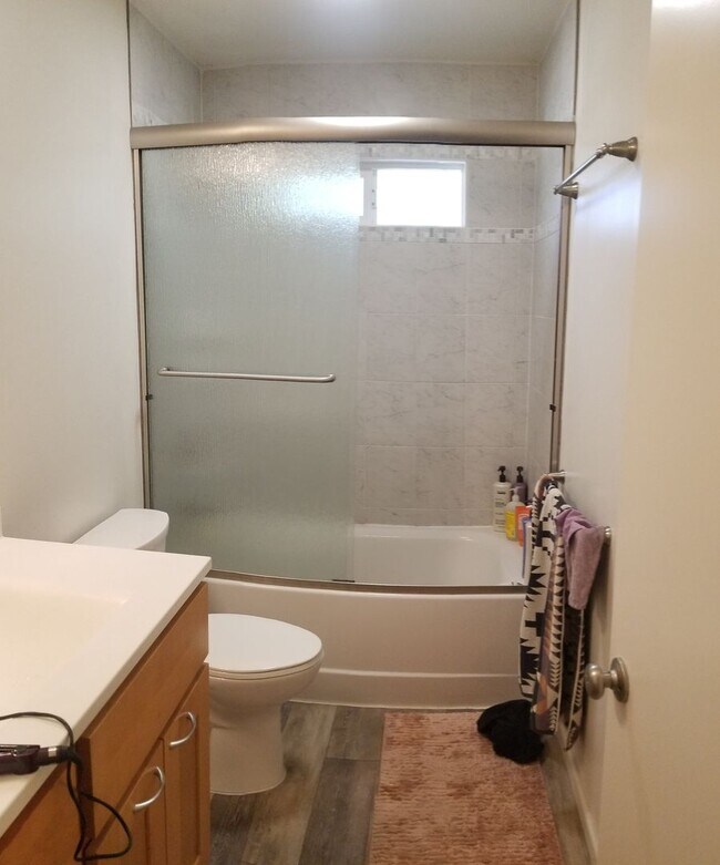 Building Photo - Immaculate 5 Bedroom 3 bath home with beautiful hill views!