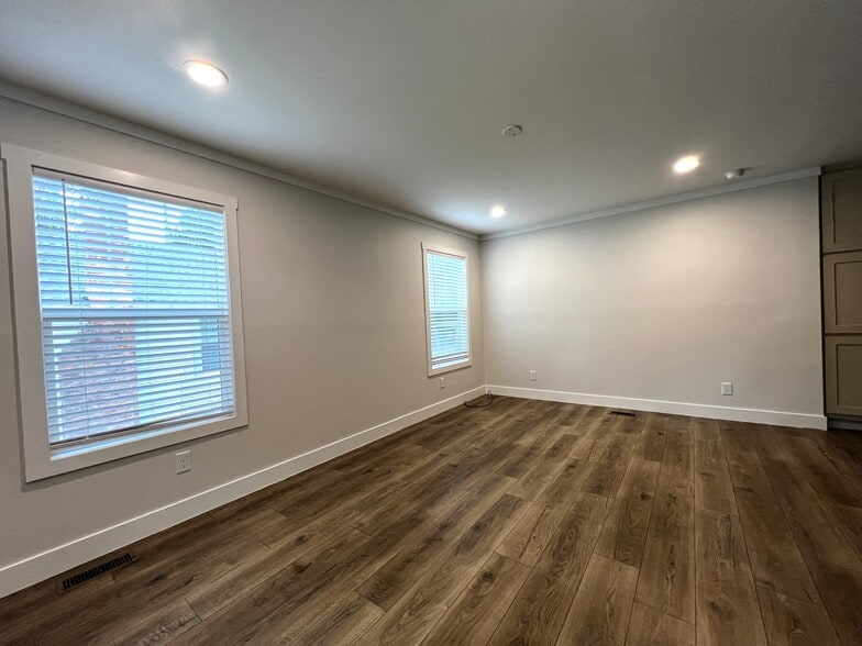 Building Photo - 92 S Poplar St