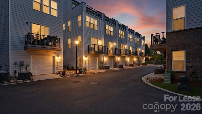 Building Photo - 2025 Clarksdale Dr