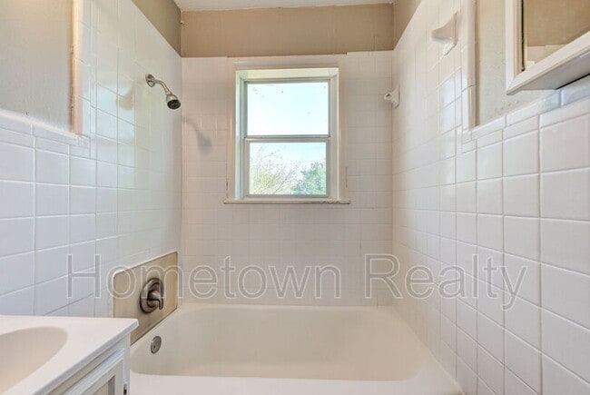 Building Photo - 1409 SE 41st St