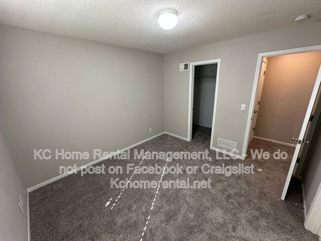 Building Photo - 8042 N Elmwood Ave