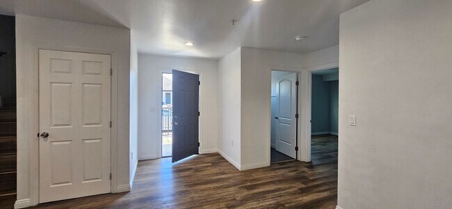 Building Photo - 211 W 43rd St