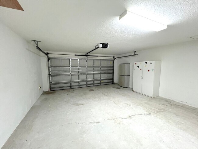 Building Photo - Huge 4 Bed 3 Bath 2 Car Townhome w FENCED YARD  for Rent!