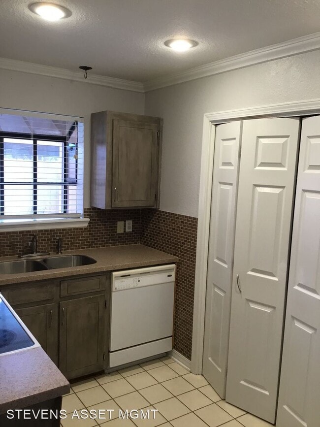 Building Photo - 2 br, 1.5 bath House - 3352 Eastwood Dr.