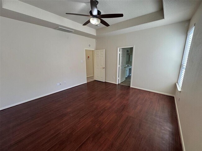 Building Photo - 19043 Country Square Dr
