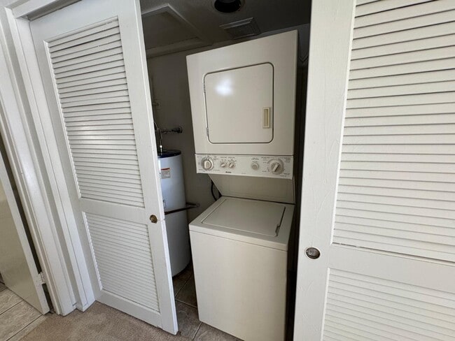 Building Photo - 1905 E University Dr