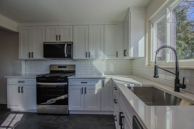 Building Photo - AVAILABLE APRIL 1ST! Do not miss this STUNNING 3-bedroom in Penn Hills!