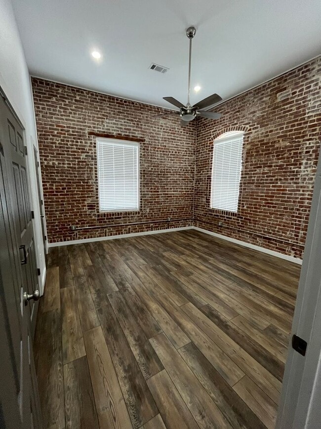 Building Photo - Downtown Loft Apartment