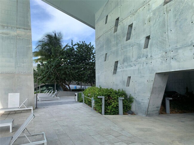 Building Photo - 68 SE 6th St