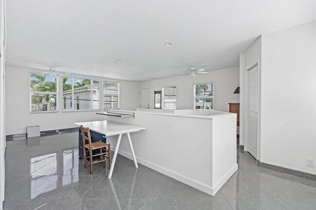 Building Photo - 301 Central Dr