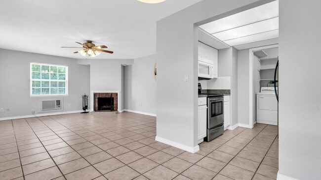 Building Photo - Unfurnished/Annual Rental 1br/ba/1 carport...