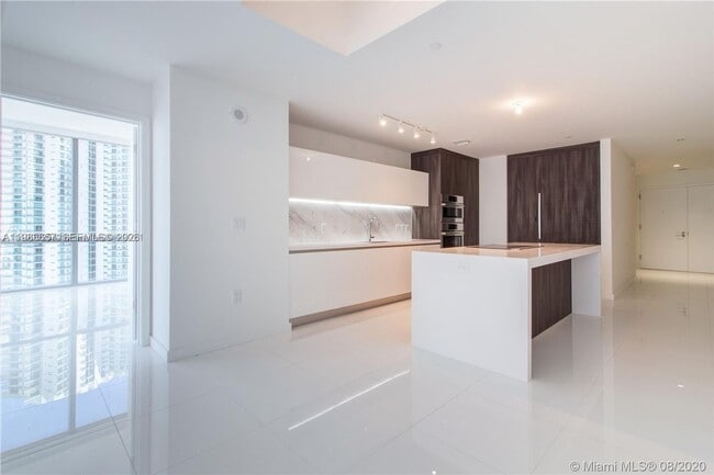 Building Photo - 851 NE 1st Ave