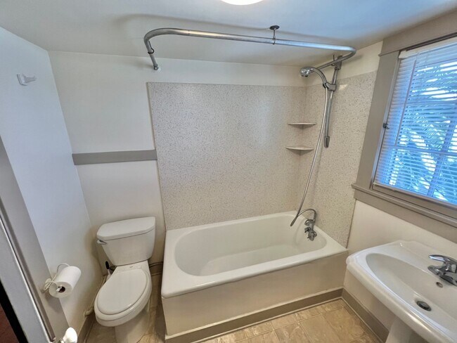 Building Photo - Historic Bluff Park 1BD Retreat | Top Floor Vintage Gem