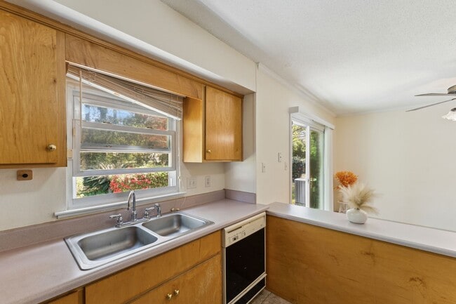 Building Photo - AVAILABLE NOW! (Pet Friendly)