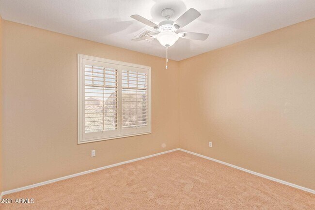 Building Photo - Eagle Glen Cul-de-sac Beauty