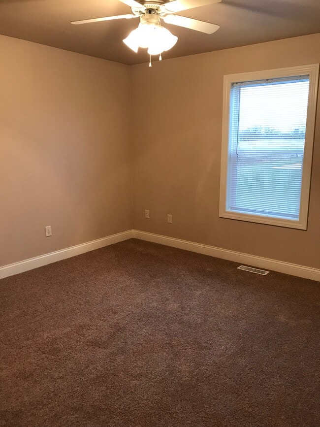 Bedroom carpeted w/ ceiling fan - 103 Scenic Dr