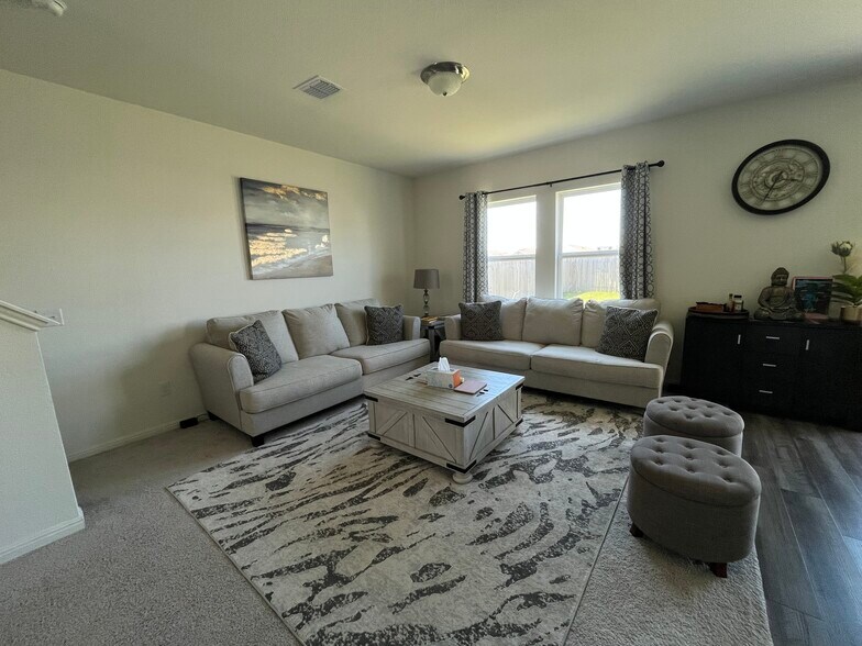 Living - 119 Aoudad Rd