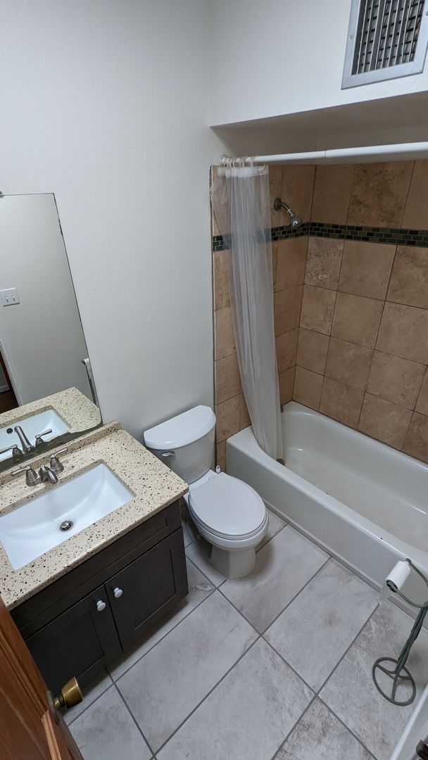 Building Photo - 3bed & 2bath - BRAND NEW AC - Must See Home Historic Barrio Hollywood-