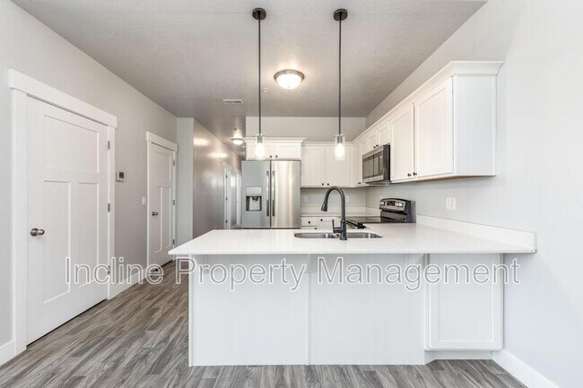 Building Photo - 654 N Emery Dr