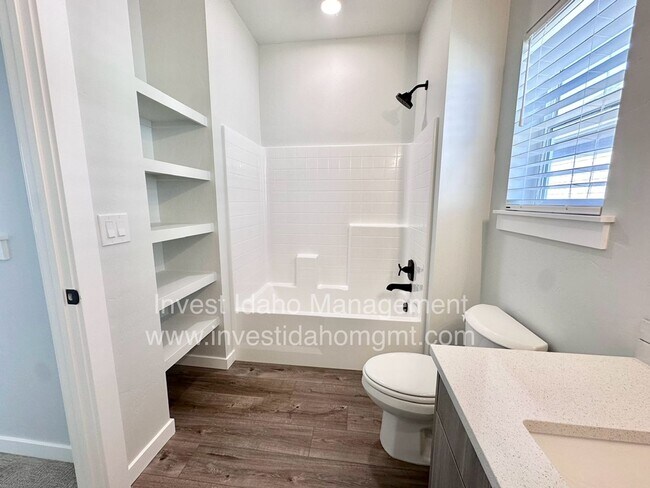 Building Photo - Prioritize comfortable living in this CBH ...