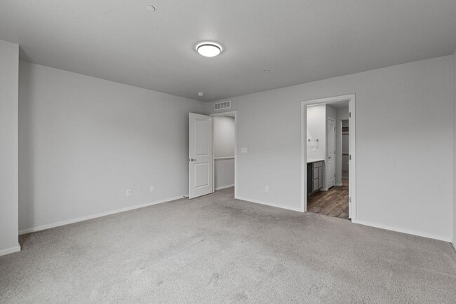 Building Photo - Students Welcome! Two Story 3 Bed 2.5 Bath Town Home North Fort Collins