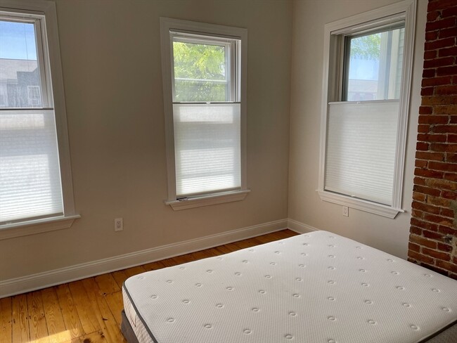 Building Photo - 258 W Broadway