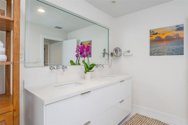Building Photo - 424 E Dilido Dr