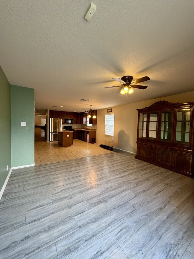 Building Photo - 419 Dolly Dr