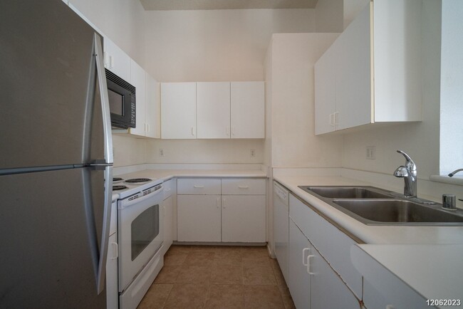 Building Photo - 2br/2ba/2-car garage Townhouse at The Arbo...