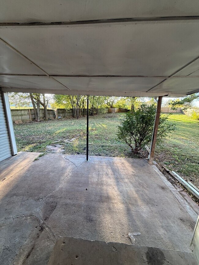 Building Photo - 4 bedroom/2 bath house