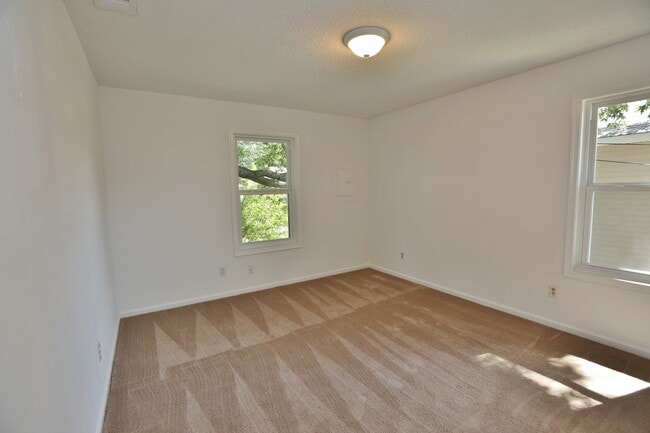 Building Photo - UPDATED & READY 07-14-25! 2-Bedroom 2nd Fl...