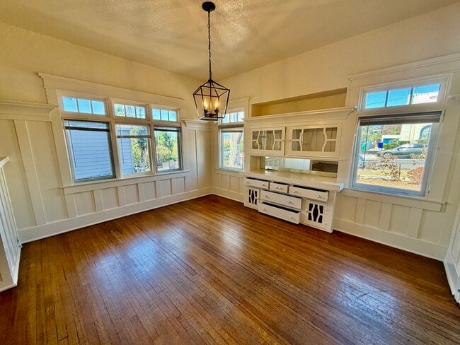 Building Photo - South Park Cottage Charm – 2BR/1BA with Bonus Room, Gated Yard & Garden Bed, Small Pets Welcome!