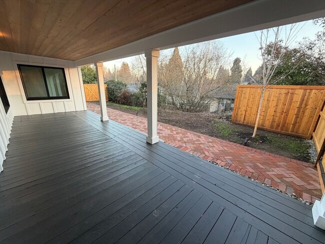 Building Photo - WAL2 - FULLY renovated 3 bed 1.5 bath Duplex on OAKWAY!