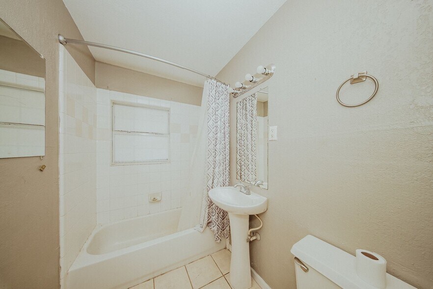 Building Photo - 2610 NW Lindy Ave