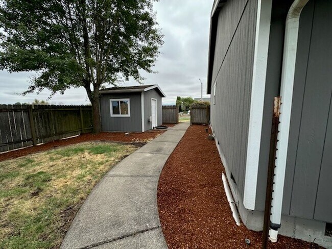 Building Photo - 495 Emily Ln